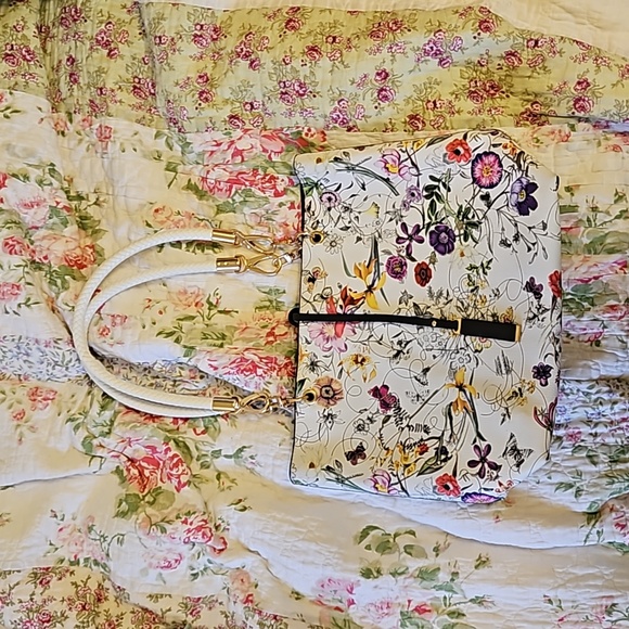 Refurbished Floral Fashion Vinyl Tote - Picture 2 of 8